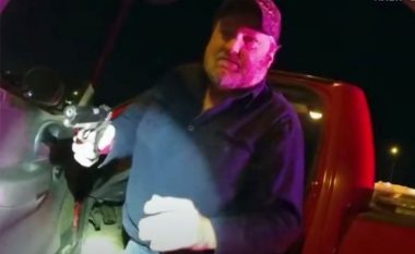 Refuzoi t’i kontrollohet vetura, ish-i burgosuri ia drejton revolen policit në Kentucky – ai i kundërpërgjigjet duke e qëlluar për vdekje