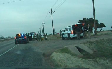 Ndali konvojin e furgonëve që transportonin vaksinat anti-COVID, u paraqit si detektiv, por përfundoi në prangat e policisë në Teksas