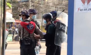 Momenti kur gazetari i Associated Press arrestohet nga policia në Mianmar