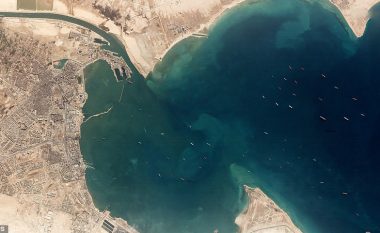 Bllokimi i anijes gjigante në Kanalin e Suezit, imazhet satelitore tregojnë kaosin në trafikun ujor