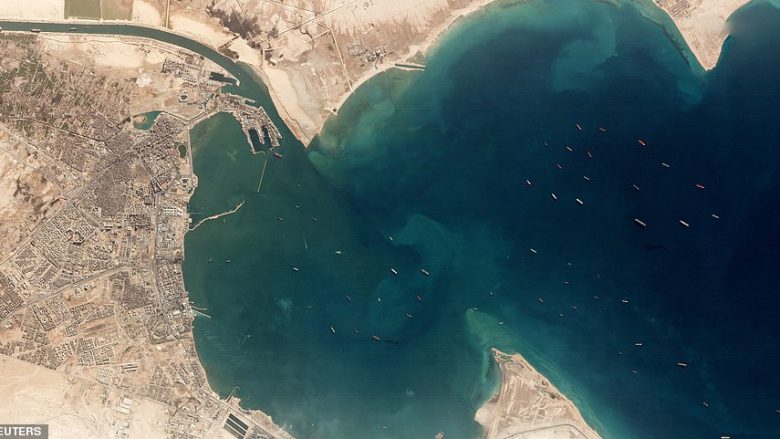 Bllokimi i anijes gjigante në Kanalin e Suezit, imazhet satelitore tregojnë kaosin në trafikun ujor