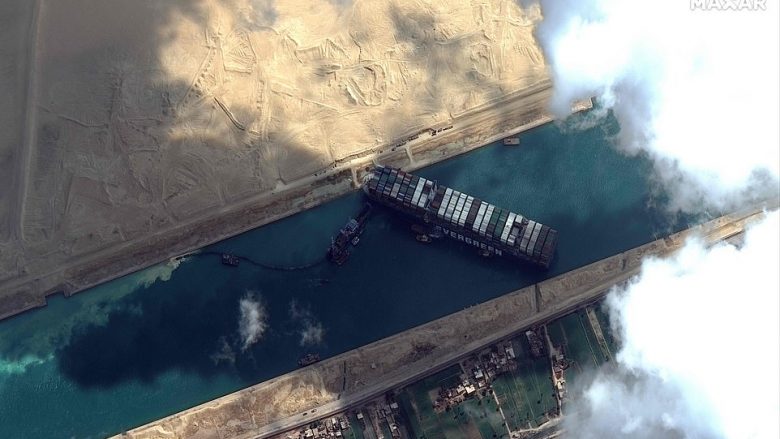 Pamje që tregojnë si ka ngecur në Kanalin e Suezit anija 400 metërshe, ekuipazhi pretendon se erërat i kontribuan “kaosit”