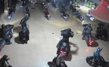 Futen në sallonin e motoçikletave në Indiana, hajnat largohen me katër Harley Davidson që kapin vlerën e 100 mijë dollarëve
