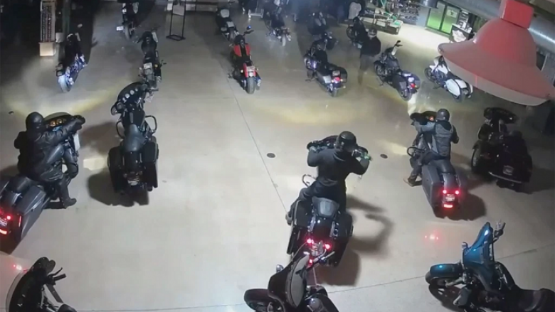 Futen në sallonin e motoçikletave në Indiana, hajnat largohen me katër Harley Davidson që kapin vlerën e 100 mijë dollarëve