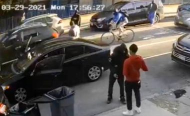 Nën kërcënimin e armës ia vjedhin veturën në mes të ditës në Brooklyn, kamera e sigurisë filmon momentin