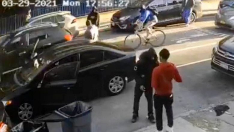 Nën kërcënimin e armës ia vjedhin veturën në mes të ditës në Brooklyn, kamera e sigurisë filmon momentin