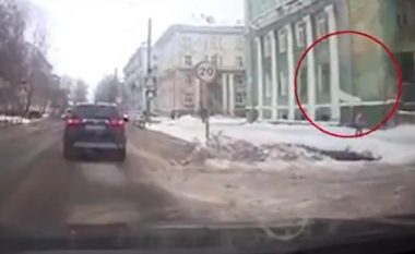 Rusja i shpëton vdekjes “për një fije floku”, copa e madhe e borës së ngrirë rrëshqet nga kulmi i ndërtesës – bie para këmbëve të vajzës