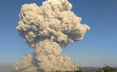 Aktivizohet vullkani në Indonezi, hiri i tij ngritet deri në pesë kilometra lartësi