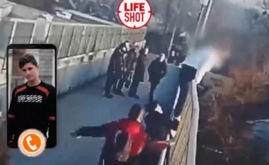 Tenton të kapërcej rrethojën mbrojtëse dhe të hidhet nga ura, rusen e shpëtojnë bashkëmoshatarët – kamerat e sigurisë filmojnë gjithçka