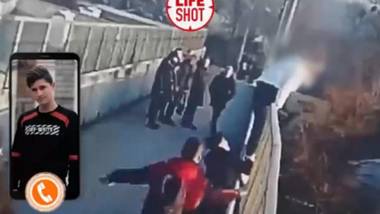 Tenton të kapërcej rrethojën mbrojtëse dhe të hidhet nga ura, rusen e shpëtojnë bashkëmoshatarët – kamerat e sigurisë filmojnë gjithçka