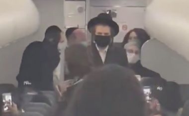 Foshnja 15-muajshe nuk barte maskë, stafi i aviokompanisë nxjerr nga aeroplani familjen hebreje 22-anëtarëshe