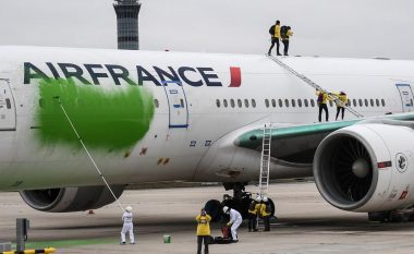 U futën në pistë dhe u ngjiten në aeroplan, ambientalistët “ngjyrosën” fluturaken e “Air France” dhe vendosën mbishkrime  