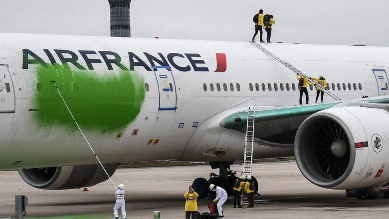 U futën në pistë dhe u ngjiten në aeroplan, ambientalistët “ngjyrosën” fluturaken e “Air France” dhe vendosën mbishkrime  