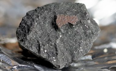 Topi i zjarrtë fluturon mbi Britaninë e Madhe, gjenden copëza meteori – bëhet fjalë për një shkëmb shumë të rrallë hapësinor