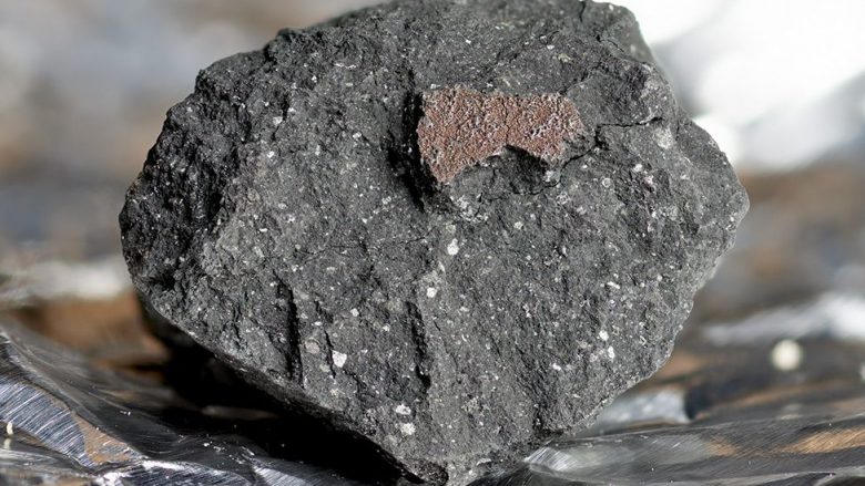 Topi i zjarrtë fluturon mbi Britaninë e Madhe, gjenden copëza meteori – bëhet fjalë për një shkëmb shumë të rrallë hapësinor