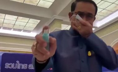 Kryeministri tajlandez shmang pyetjet e gazetarëve, i spërkat me sprej për dezinfektim