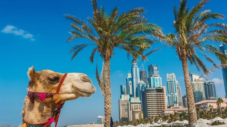 Vaksina-turizmi për të pasurit ofron udhëtime me aeroplanë privatë, pushuesve u japin vaksina dhe i akomodojnë në vila luksoze në Dubai apo Florida