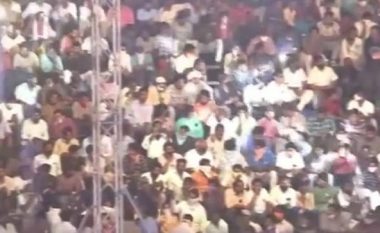 Shembet tribuna e stadiumit në Indi, lëndohen 100 persona – pamjet amatore shfaqin momentin rrëqethës