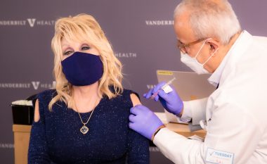 ‘Bluza e vaksinës’ është trendi më i fundit në modë