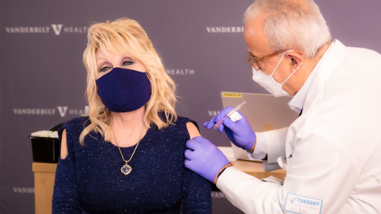 ‘Bluza e vaksinës’ është trendi më i fundit në modë