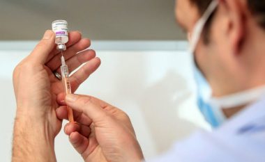 Kryeministri britanik këmbëngul se vaksina e Oksford/AstraZeneca është e sigurt