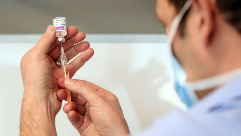 Kryeministri britanik këmbëngul se vaksina e Oksford/AstraZeneca është e sigurt