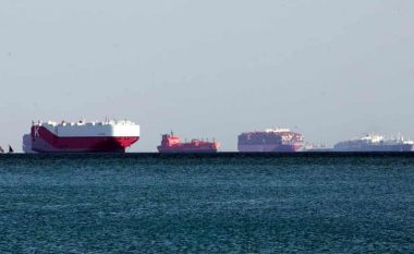 Nis lëvizja e anijeve në Kanalin e Suezit