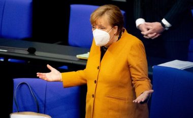 Merkel mbron vendimin për të blerë vaksina përmes BE-së