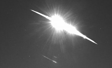 Një meteor duke fluturuar në qiell, britanikët ndoqën “spektaklin” – gjithçka zgjati vetëm shtatë sekonda