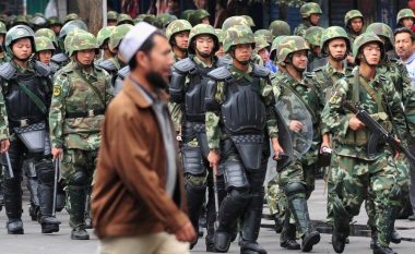 SHBA-ja vepron si BE-ja, Kinës i vendos sanksione shkaku i abuzimit me myslimanët Ujgurë