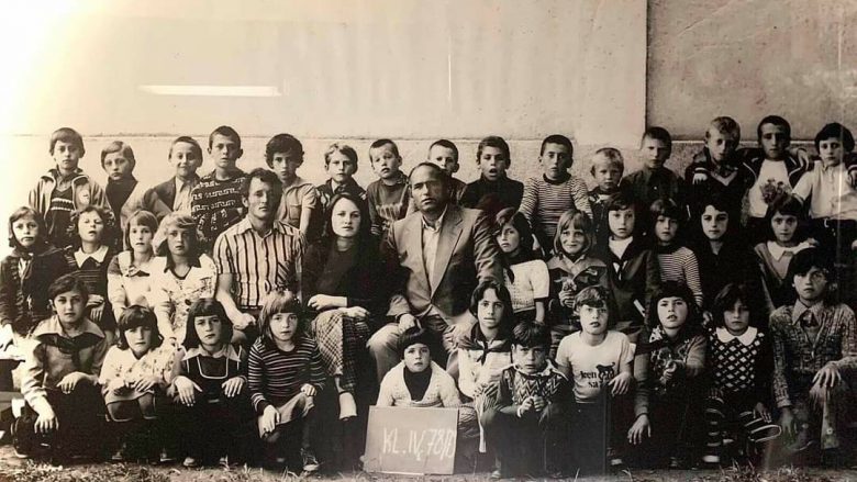 Haradinaj me postim emocionues, uron 7 marsin me një fotografi nga shkolla fillore