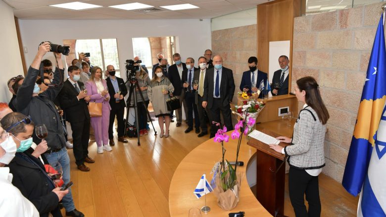 Ambasadorja Demiri shpërndan fotografi nga ceremonia e hapjes së Ambasadës së Kosovës në Jerusalem