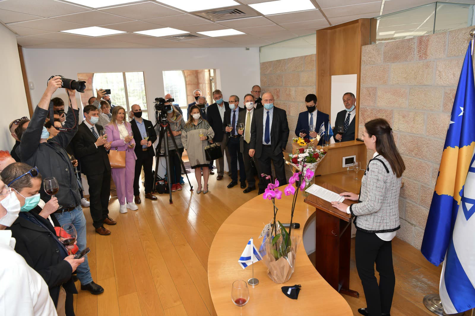 Ambasadorja Demiri shpërndan fotografi nga ceremonia e hapjes së Ambasadës së Kosovës në Jerusalem
