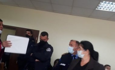 Prokurori lehtëson aktakuzën për vrasjen e Agonis Tetajt nga Deçani, familja lëshon sallën në shenjë revolte