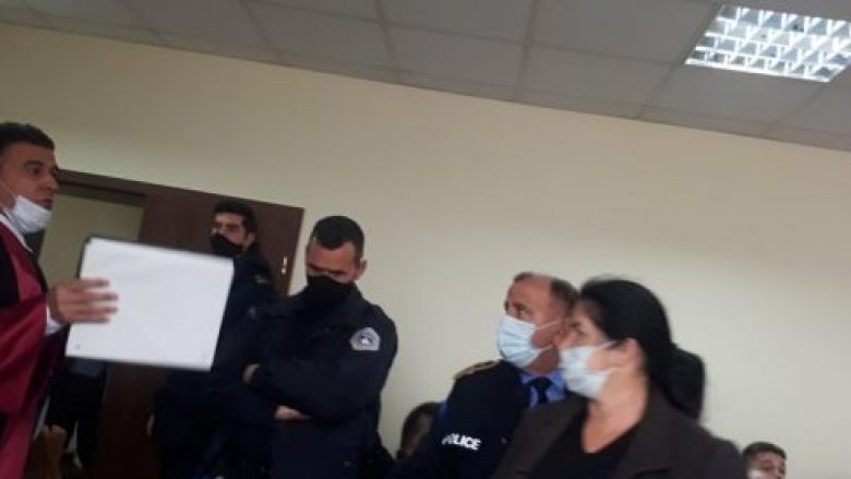 Prokurori lehtëson aktakuzën për vrasjen e Agonis Tetajt nga Deçani, familja lëshon sallën në shenjë revolte