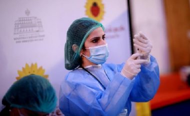 Edhe 208 mjekë dhe infermierë të Kosovës vaksinohen në Kukës