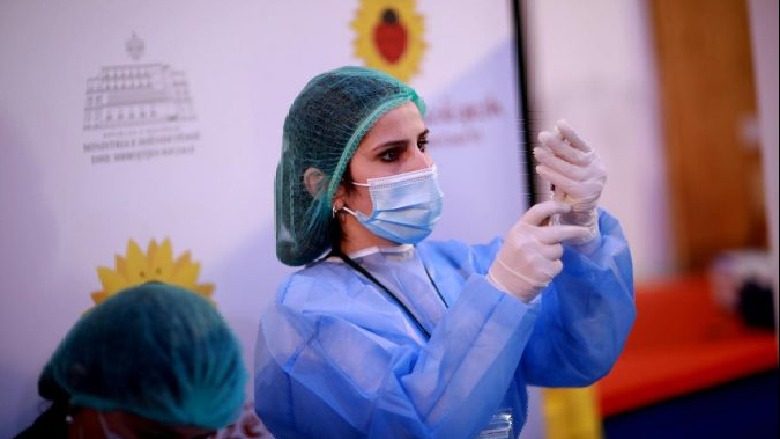 Edhe 208 mjekë dhe infermierë të Kosovës vaksinohen në Kukës