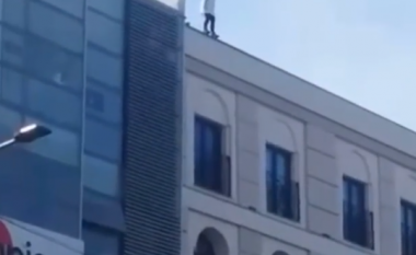 Një qytetare tentoi të hidhej nga një ndërtesë në Prishtinë, policia e shpëton atë (Pamje të rënda)