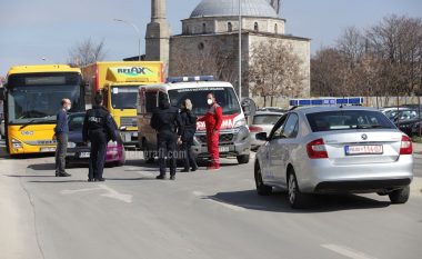 Aksident mes autoambulancës dhe një veture në Prishtinë