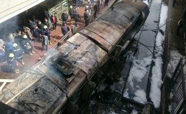 Përplasja e trenave, pamje të reja që tregojnë dëmet e shkaktuara nga aksidenti që ua mori jetën 32 njerëzve në Egjipt