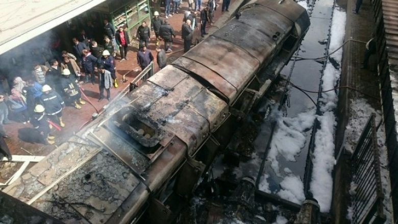 Përplasja e trenave, pamje të reja që tregojnë dëmet e shkaktuara nga aksidenti që ua mori jetën 32 njerëzve në Egjipt