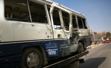 Sulm me bombë në autobus, vriten katër punonjës qeveritar afgan