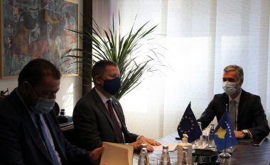Lumezi takohet me shefin e BE-së në Kosovë, Tomas Szunyog – flasin për luftën ndaj korrupsionit