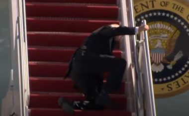 Joe Biden rrëzohet tri herë derisa po ngjitej shkallëve të aeroplanit presidencial – Air Force One