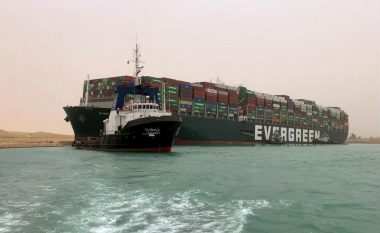 Kanë hequr rërën dhe janë munduar ta tërheqin, por pa sukses – anija gjigante transportuese tash e tri ditë e bllokuar në Kanalin e Suezit