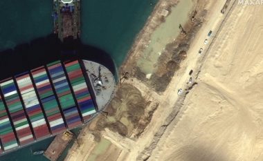 Anija 220 mijë tonëshe që është bllokuar në Kanalin e Suezit, sot ka bërë një lëvizje të vogël – imazhet satelitore tregojnë përpjekjet e çlirimit