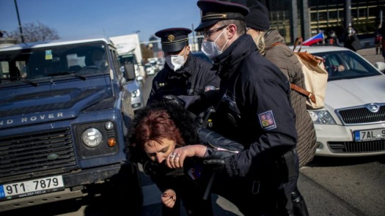 Protesta në Çeki, midis të arrestuarve edhe një deputet
