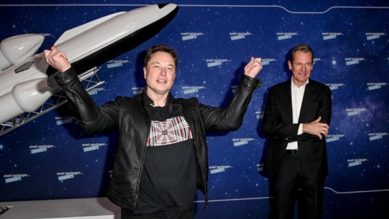 Musk shpiku një titull të ri të çuditshëm për vete – nuk është se nuk i shkon për shtati