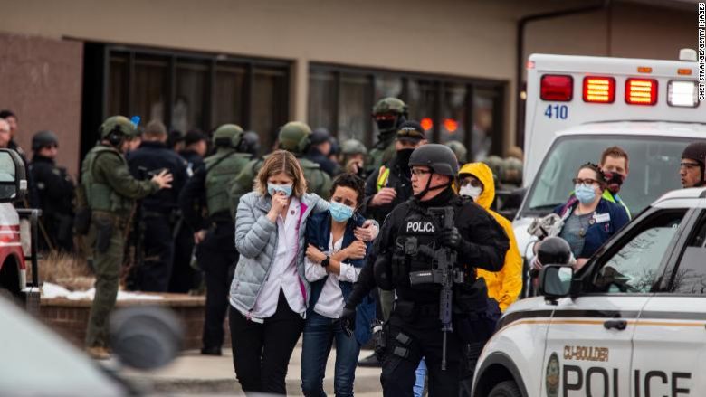 Dëshmitarët përshkruajnë kaosin dhe frikën, ndërsa një burrë hapi zjarr në një dyqan ushqimesh në Kolorado – ku u vranë 10 njerëz