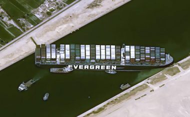 “Shifrat nuk janë të vogla”: Ekspertët tregojnë efektet e bllokimit të anijes masive në Kanalin e Suezit